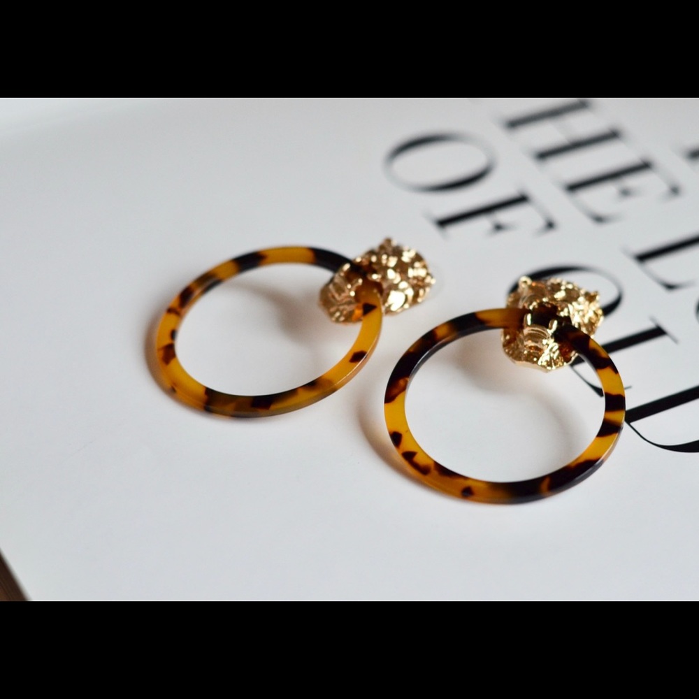 Tortoise Shell Hoop Acrylic Earrings Lion Knocker - Picture 2 of 3
